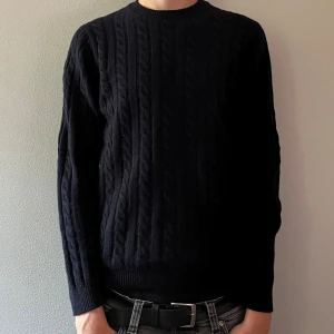 Snygg Massimo Dutti Tröja - Snygg Massimo Dutti tröja i ull och Kashmir. Använd några gånger. Skick 8,5 av 10. Storlek M men passar bättre som S