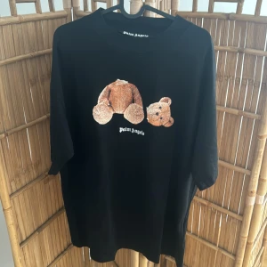 Palm angels t-shirt Large - Schysst PA tisha i storlek Large Skriv pm vid frågor Skick 9/10 Tjockare tyg och lite högra krage!