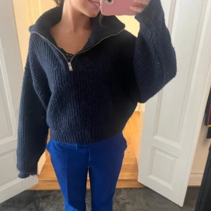 Mörkblå Stickad tröja - Mörkblå stickad tröja med valfri polokrage som regleras med dragkedja. Otroligt mjuk och perfekt för hösten och vintern. 