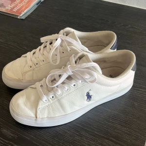 polo Ralph Lauren skor - Säljer pga lite användning, dem är i okej skick💕priset kan diskuteras!