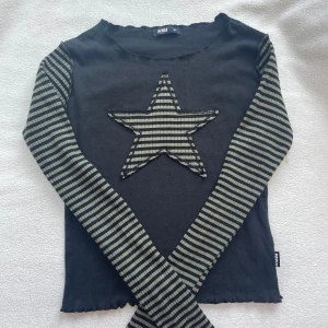 “Long sleeve Star shirt”⭐️💕 - Jag säljer denna superfina långärmade tröjan ifrån Minga London! Bra skick!  Og pris: 450 kr säljer då den tyvärr inte kommer till användning längre 💕LÄGG GÄRNA PRISFÖRSLAG (går ej under 100) (storlek M men passar S) 
