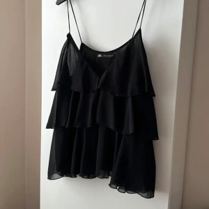 Volanglinne - Så fint volanglinne från zara Lappen är bortklippt (på första bilden är lappen fortfarande kvar) 