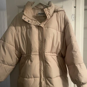 Vinterjacka med dragsko - Vinterjacka med dragsko i midjan från NAKD