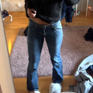 Lågmidjade jeans ifrån märket Lee! - Säljer dessa lågmidjade jeans ifrån märket Lee. I storlek 36. Jätte fint skick. Sälj inte längre. Hör av er vid intresse. 