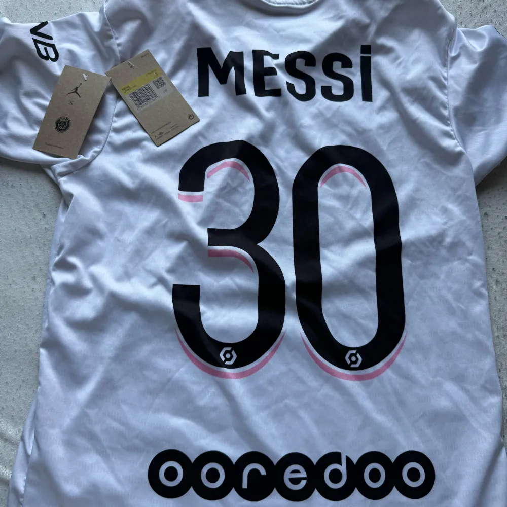 Säljer denna snygga psg Tshirt i storlek S med tags och fungerande scan, Messi på ryggen. T-shirts.