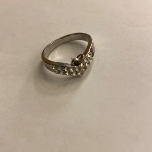 Ring - Riktig silver ring, den har tappat några stenar men ser annans bra ut. 
