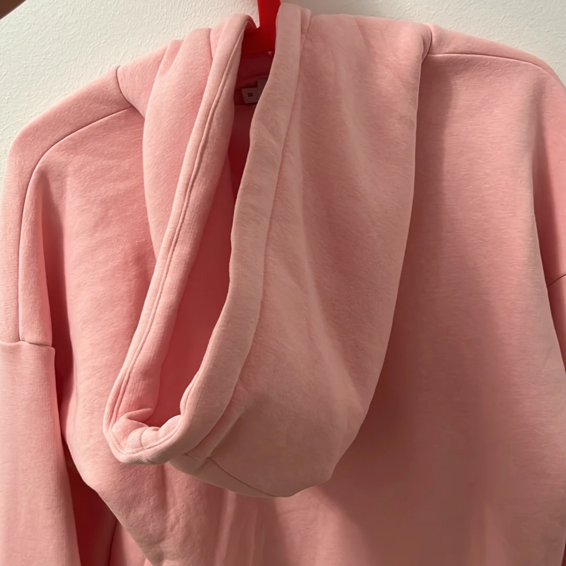 Rosa hoodie med puffiga ärmar - 4