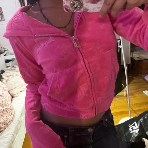 Rosa velourjacka från Juicy Couture - Säljer en supermjuk och snygg rosa velourjacka från Juicy Couture. Den har en dragkedja framtill och är dekorerad med märkets logga broderad på bröstet. ‼️”köp nu” funktionen funkar ej‼️😊