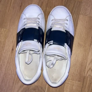 Valentino fly crew - Riktigt fina valentino skor bra i skick, nypris 7000kr storlek 43