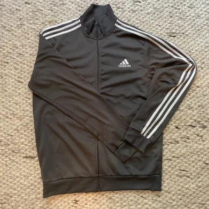 Adidas zip - Adidas tracksuit bra sckick (stav)  Pm mer frågor