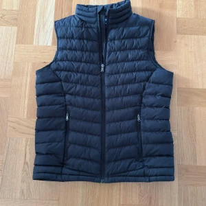 Ralph lauren väst  - Säljer min Ralph lauren väst som inte har några defekter.  Den är L i barn storlek men sitter som xs.