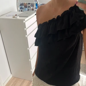 Volangtopp - Jättefin volangtopp, one shoulder💓💓perfekta festtoppen! lappen är avklippt så är osäker på storlek men skulle säga 36/38