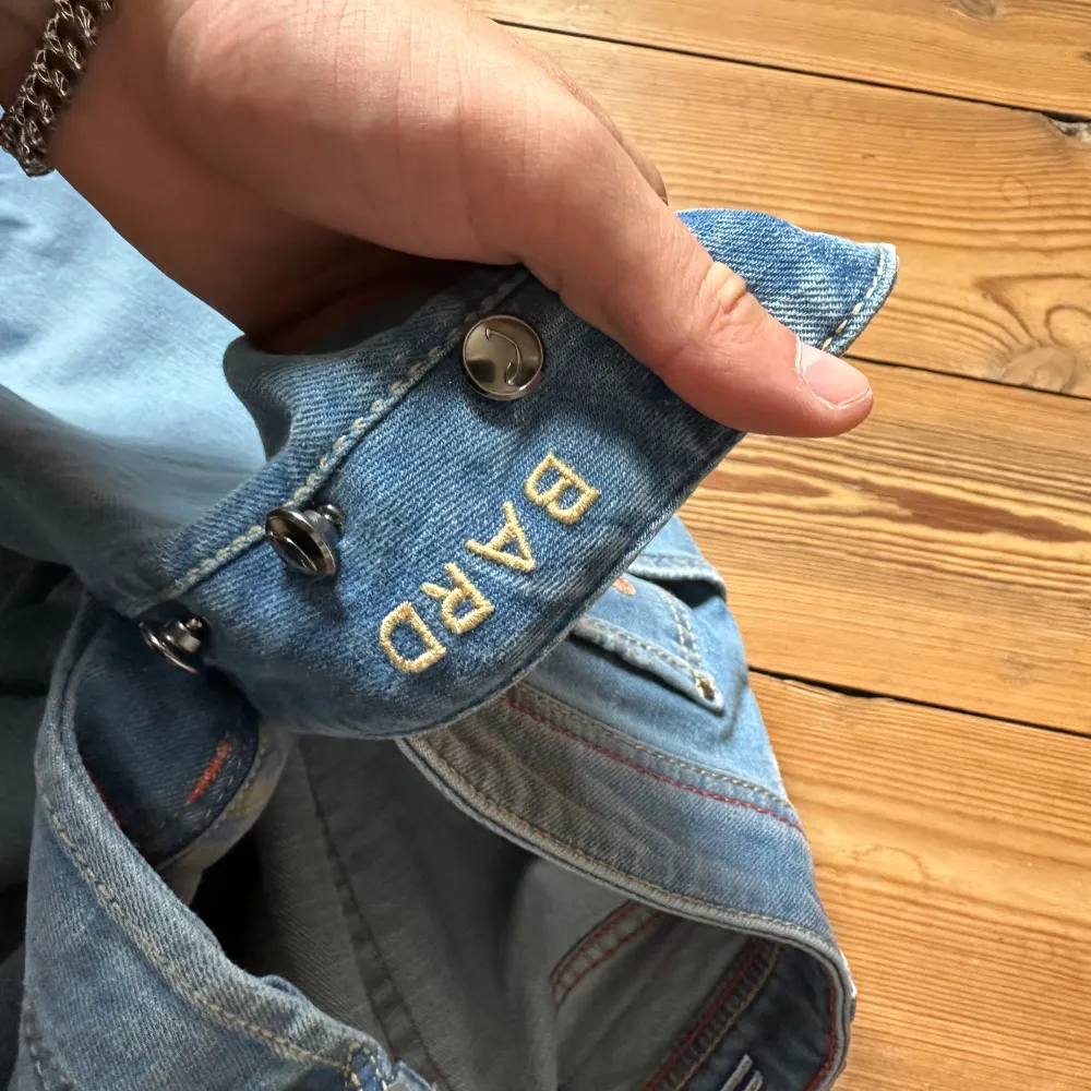 Säljer dessa jeans som är i nyskick, modellen heter BARD. Size 34, sitter mindre . Jeans & Byxor.