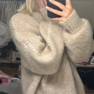 Stickad tröja  - Tjock mysig stickad tröja ifrån vero Moda, använd 3-4 gånger. Köptes för 600kr