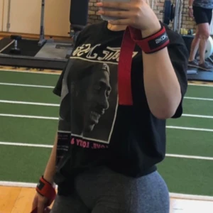 Tupac tröja - En jättesnygg oversized tupactröja i storlek S. Endast använd en gång som cover-up på gymmet. Köpt från en hemsidan fashionnova från USA.