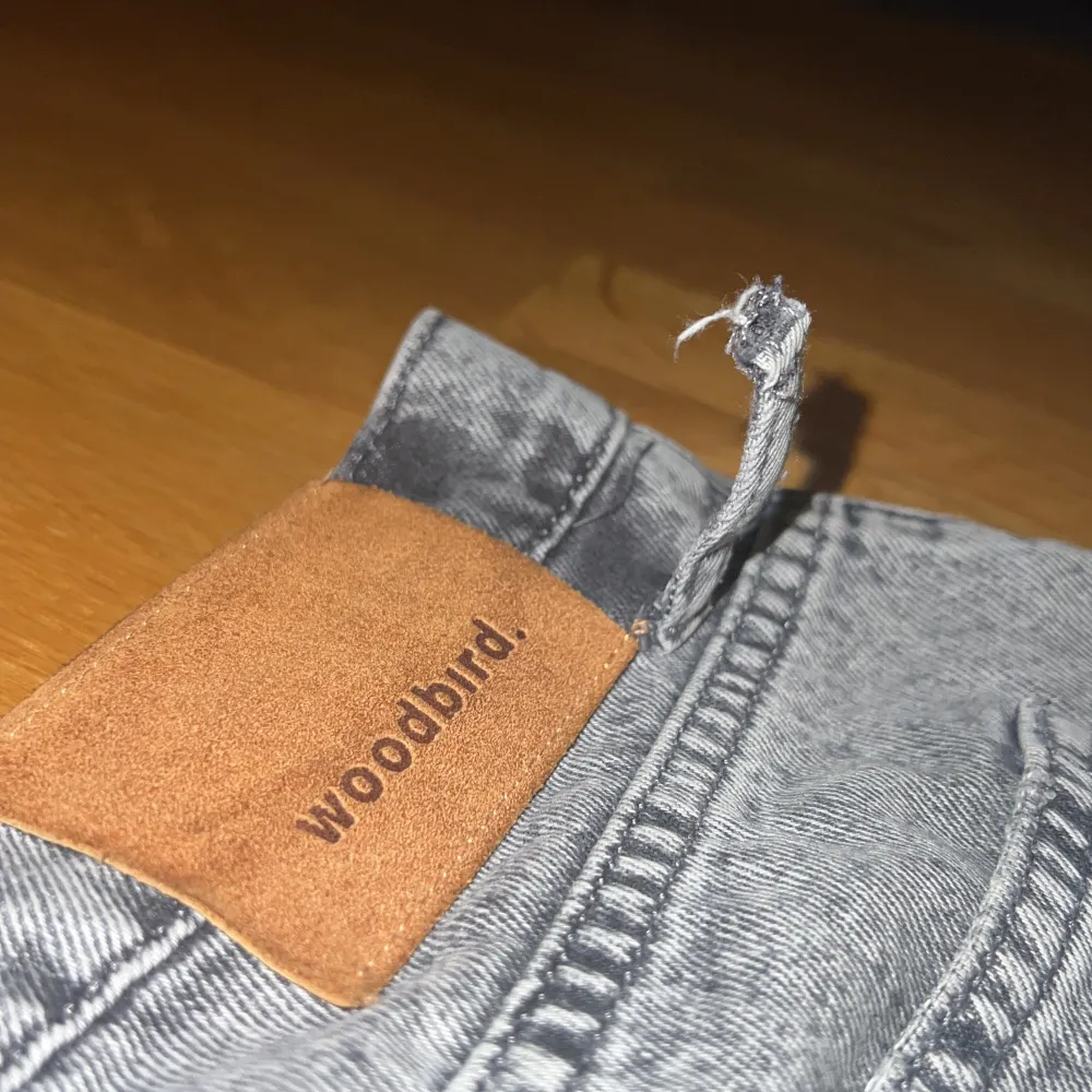 Riktigt schyssta woodbird jeans. En av bältesflärparna har tyvärr gått sönder men det kan man lätt fixa. Använder inte så mycket längre därför säljer jag de. Vid några frågar så är det bara att fråga. Pris kan möjligtvis diskuteras:) W31 L30. Jeans & Byxor.