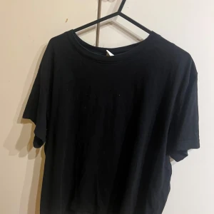 T-shirt - En enkel svart tshirt.