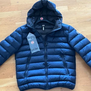 Jacka Colmar - Säljer nu en snygg vinterjacka från Colmar. Färgen är mörkblå och storleken är 52 vilket motsvarar L men jag skulle säga att den sitter mer som en medium. Jackans nypris är 5500 och den är helt oanvänd eftersom den är för liten. Skicket är 10/10 och priset är 2400 men det går att diskutera. Det är bara att säga till för fler bilder och allt är såklart äkta.
