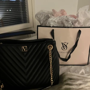 Helt ny Victoria Secret väska  - Fick väskan i present för ett halvår sen men den har tyvärr inte kommit till användning alls. Säljer för 500 men pris kan diskuteras vid snabb affär😊