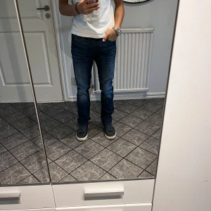 Jack and Jones jeans  - Säljer dessa snygga jeans från Jack and Jones i storlek 30/32. Det är mycket snygga och lite tajtare passform. Nypris är ca 799kr