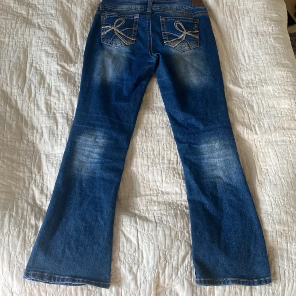 Säljer dessa jeans som liknar som som Filippa har på bilden!!❤️❤️🥰😘 (se dom andra bilderna för att se hur mina ser ut) dom har supersnygga unika fickor + dom är Bootcut. dom är verkligen unika! Säljer då dom är korta för migg❤️❤️🥰🥰😘. Jeans & Byxor.