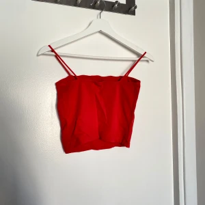 Linne - Rött spagetti linne från ginatricot, strl S. Använd en del så kan vara lite nopprig på insidan vid sömmarna. Priset är alltid diskuterbart🌸