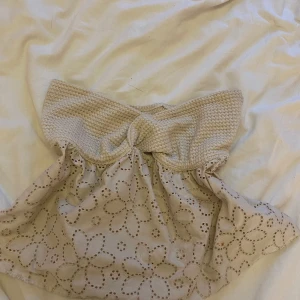 Söt topp 🤍 - Den är ifrån Shein, använt i fint skick 💗 Den är storlek L fast är lite liten så det är bäst att använda om man är storlek M.