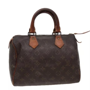 Louis Vuitton Speedy 25 - Louis Vuitton Speedy 25. Ett måste i väskkollektionen! Bra storlek för både vardagsbruk och resor. Perfekt att använda som skol-/arbetsväska. Speedy ger en touch av lyx och stil till varje outfit.
