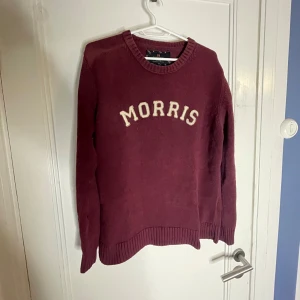 Stickad Morris sweatshirt - Snygg stickad sweatshirt från Morris. Den är lite blekt på vänster Axel vilket syns på bild, strö M sitter som S/Xs. Hör av er vid funderingar. // Armadio