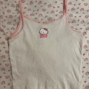 Hellokitty linne - Säljer denna söta linne från hm som har ett hellokitty tryck på. Finns matchande byxor, kontakta om du är intresserad av byxorna också. 💗 stl 158-164, passar mig bra som bär xs