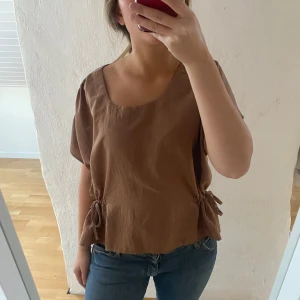 Brun topp från KappAhl - Fin topp/blus från KappAhl! Går att justera midjan utifrån hur tajt man vill att den ska sitta 🥰