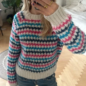 Stickad tröja - Säljer en mysig stickad tröja med ett färgglatt mönster i rosa, blått och vitt🥰. Super mysig och varm💕 Pris kan diskuteras, och fråga gärna om funderingar!