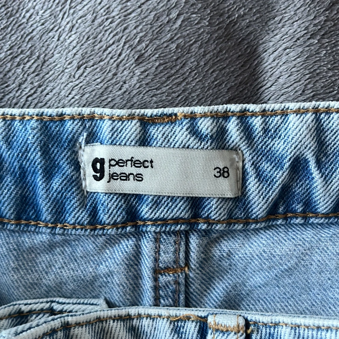 Ljusblå jeansshorts från Ginatricot  - 93