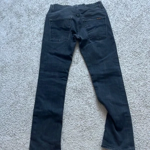 Svarta jeans från Nudie Jeans - Snygga gråa jeans från Nudie Jeans. Perfekta för en stilren look.