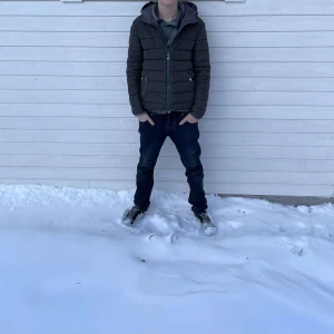 Grön pufferjacka med huva - Säljer en grön colmar pufferjacka med luva. Jag säljer denna jacka då den har blivit för liten på sistone. Själv är jag 175 och väger 60. Kan diskutera pris vid snabb affär