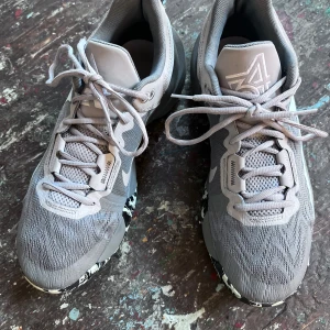 Giannis immortality 2, storlek 42,5 - Gråa Giannis immortality 2 i storlek 42,5 (US 9). Använda basketskor i mycket gott skick som har mer att ge eftersom de snabbt blev för små.