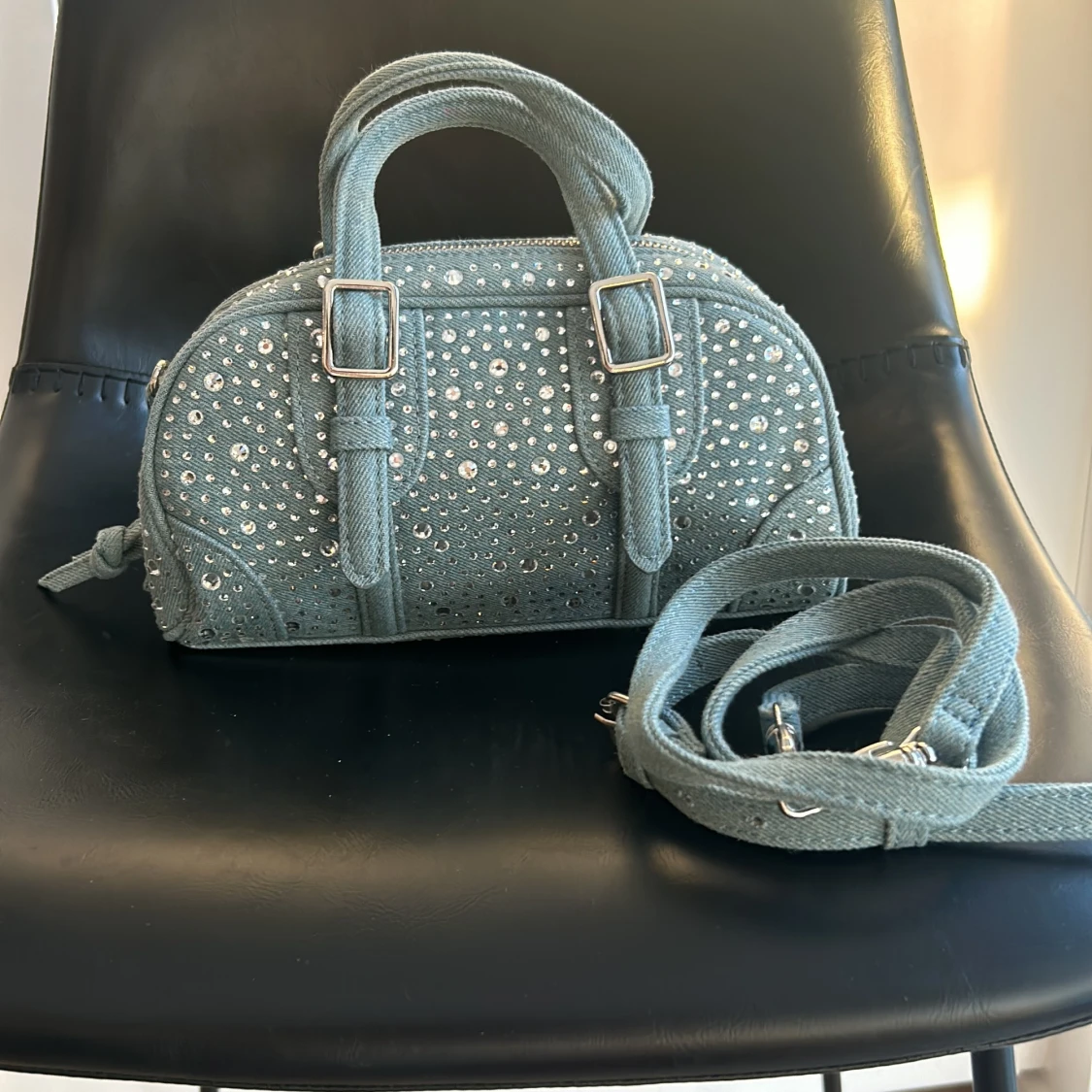 Glittrig axelväska i jeans från Zara