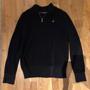 Stickad Morris halfzip - Säljer nu denna riktigt sköna Morris halfzippen den är i fint skick inga defekter 9/10. För övriga frågor kontakta oss😁