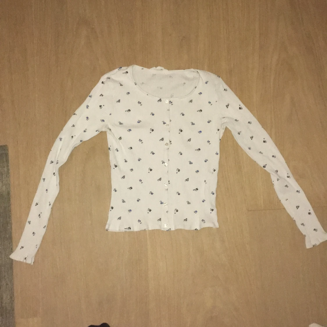 Vit blommig långärmad topp från H&M