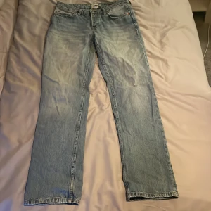 Ljusblå jeans från lager 157 - Säljer ett par klassiska ljusblå  jeans med rak passform. De har en traditionell femficksdesign och knappgylf. Perfekta för en avslappnad stil.