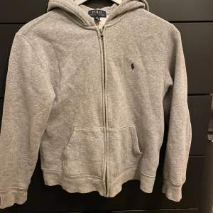 Säljer en stilren grå hoodie från Polo Ralph Lauren. Vet ej hur länge den är använd. 