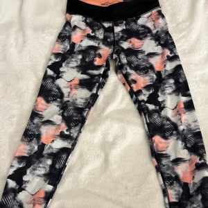Mönstrade träningsleggings från H&M -  träningsleggings från H&M med ett mönster i svart, vitt och rosa. De har en hög midja och passar för träning. Materialet är stretchigt. Använda men mest legat och tagit plats. Storlek 170 men passar en S/M