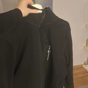 Svart jacka från Sail Racing - Snygg svart jacka från Sail Racing med dragkedja framtill. Jackan har en stilren design med hög krage och långa ärmar. Pris kan sänkas❤️