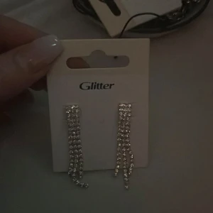 Glittriga örhängen  - Ett par glittriga örhängen, har använt dom 1 gång därav har jag inte kvar prislappen som är på bilderna💕 jättebra skick!