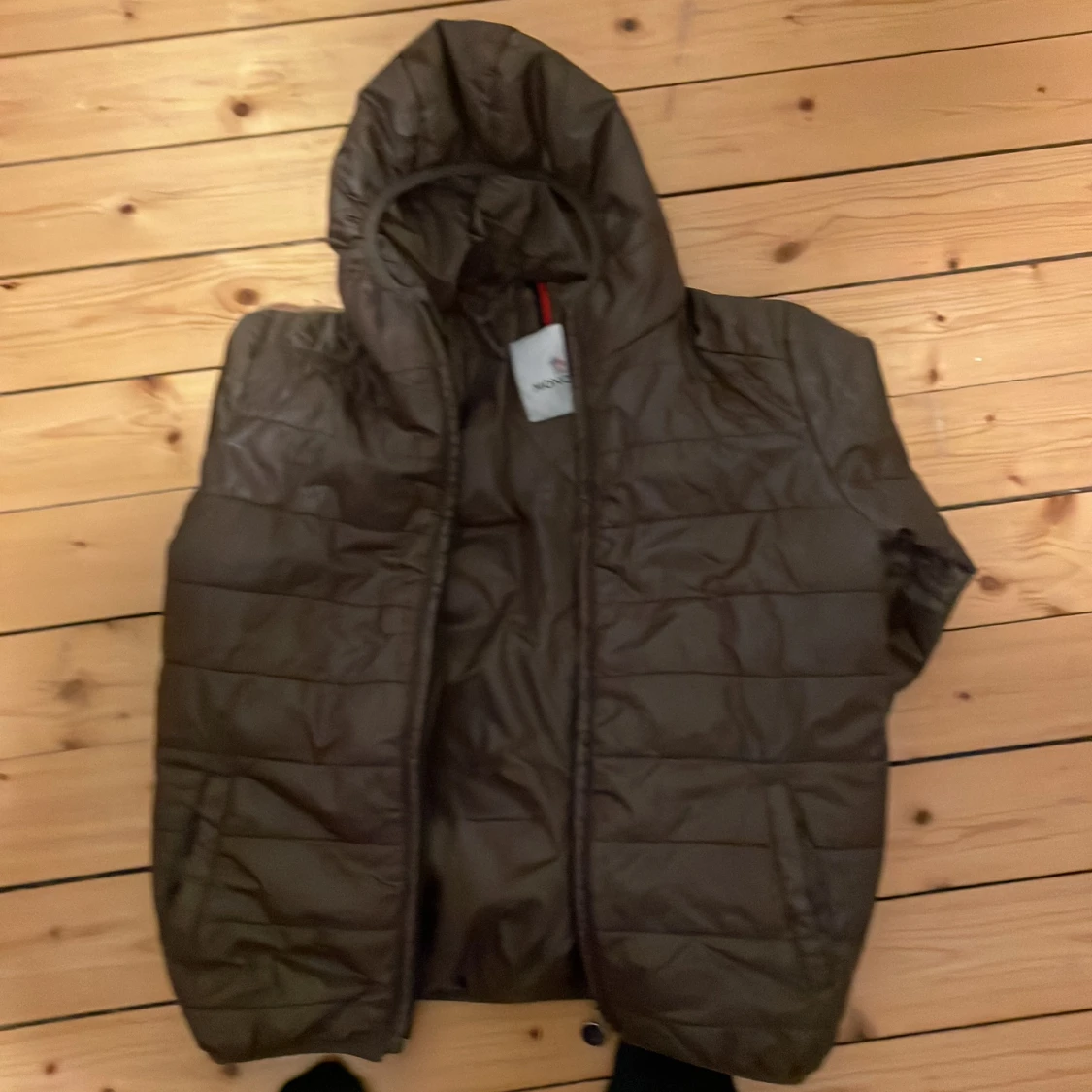 Brun dunjacka från moncler