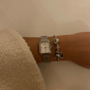 Christian Dior klocka - En helt oanvänd Christian Dior klocka med plasten kvar! En super elegant och snygg silver klocka som är köpt i Italien. Nypris 4.000kr. Har ingen aning om den är äkta eller inte. Batteriet behöver nog bytas men annars inga defekter (det blåa på bilden är bara plast för att den är ny) 💖 skriv till mig om du vill ha närmre bilder eller videos