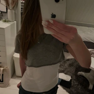 Kort t-shirt  - Jätte fin t-shirt som man kan ha över ett linne!! Skriv för frågor och mer