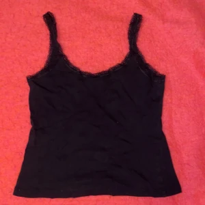 Svart linne med spetsdetaljer - Snyggt svart linne med spetsdetaljer. Har klippt bort lappen så e osäker på storleken. Men ja skulle säga att den passar personer som i vanliga fall har s elr m:33 Priset går att diskutera och jag möts gärna upp i Stockholm:33