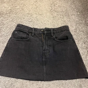 Svart jeanskjol från TRF - Snygg svart jeanskjol från Zara med klassisk femficksdesign och dragkedja fram. Perfekt till sommaren💗