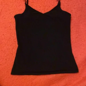 Två Svarta linnen - Säljer två likadana svarta linnen från cubus i storlek s. En för 20 elr båda för 30. Möts gärna upp i Stockholm:33